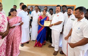 சிந்தலச்சேரியில் சிறப்பு மருத்துவ முகாமில் ரத்ததானம் செய்தவர்களுக்கு சான்றிதழ் வழங்கிய கம்பம் எம்எல்ஏ