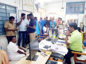 துறையூர் சார் பதிவாளர் அலுவலகத்தில் அமமுக மாவட்ட செயலாளர் தரையில் அமர்ந்து தர்ணா