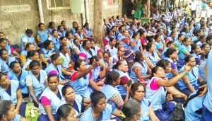 மதுரை அரசு மருத்துவமனையில் ஒப்பந்த பணியாளர்கள் சம்பள உயர்வு கேட்டு போராட்டம்