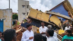 ஈரோடு மாநகராட்சி பச்சையம்மன் கோவில் வீதியில் பாழடைந்த வீடு இடிந்து விழுந்தது