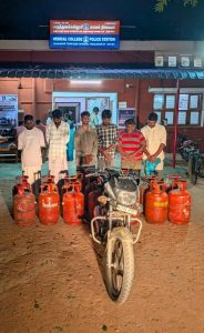 ஆயுதங்களை காட்டி மிரட்டி இருசக்கர வாகன வழிப்பறி-குற்றவாளிகள் கைது