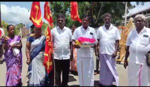 தென்காசி வாய்க்கால் பாலம் முதல் குத்துக்கல்வலசை வரை சாலை விரிவாக்கம்: 900 பொதுமக்களிடம் கையெழுத்து பெற்று கலெக்டரிடம் மனு