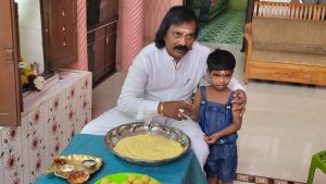விஜயதசமி விழாவில் மழலைகளுக்கு ‘அ’ எழுதி கல்வியைத் தொடங்கி வைத்த பள்ளித் தாளாளர்!