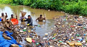 கம்பத்தில் மாசடைந்த சின்ன வாய்க்காலில் இறங்கி தூய்மைப் பணியில் ஈடுபட்ட எம்.எல்.ஏ. ஜெகநாத் மிஸ்ரா!