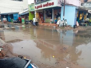 மழை நீர் வடிகால் தகற்க்கப்பட்டதால் மழைநீர் தேங்கி நிற்கும் சாலைகள், பொதுமக்கள் அவதி