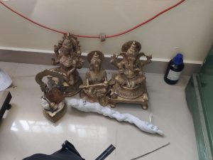 சீர்காழி இட்லி கடைக்காரரிடம் உலோக சிலைகள், பிஸ்டல், தோட்டாக்கள் பறிமுதல்- கணவன் மனைவி உள்ளிட்ட மூவர் கைது