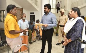 தேனி மாவட்ட மக்கள் குறைதீர்க்கும் நாள் கூட்டத்தில் 337 கோரிக்கை மனுக்கள் பெறப்பட்டன