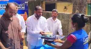கொட்டும் மழையிலும் தூய்மைப் பணியில் ஈடுபடும் மாநகராட்சிப் பணியாளர்களுக்கு நலத்திட்ட உதவிகள்!