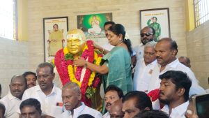 தூத்துக்குடியில் முத்துராமலிங்க தேவர் ஜெயந்தியை முன்னிட்டு அவரது சிலைக்கு முன்னாள் அமைச்சா் கீதாஜீவன் மாலை அணிவித்து மரியாதை
